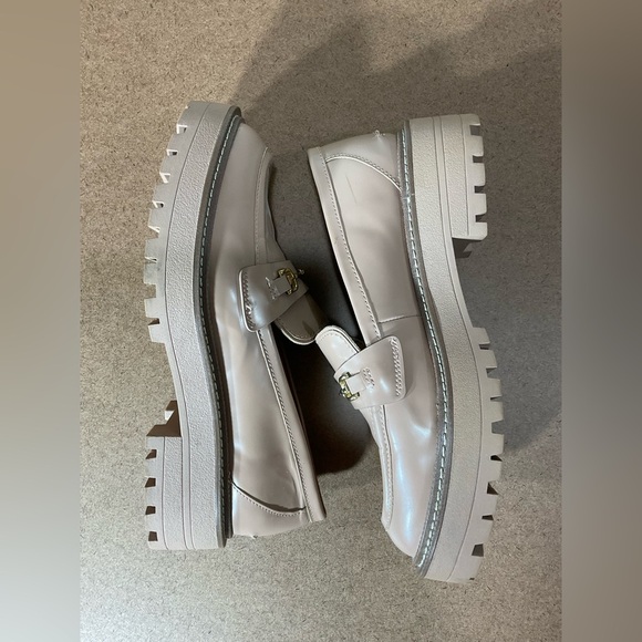 Sam Edelman Beige Loafers with Gold Detail - Picture 4 of 7